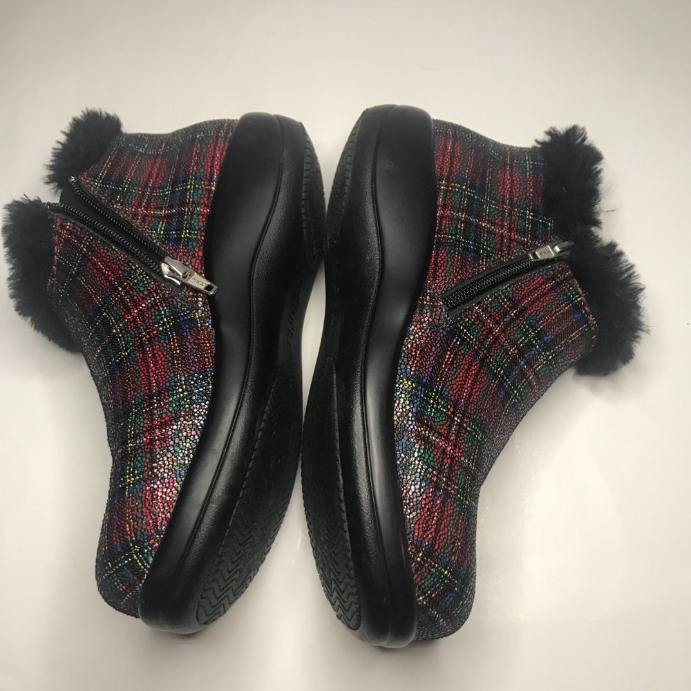 Alegria Women's Water Resistant Faux Fur Ankle Boots size 5.5 (36) - Picture 5 of 10